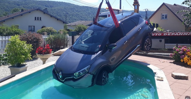 voiture dans piscine