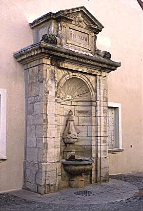 FONTAINE AUX DAUPHINS